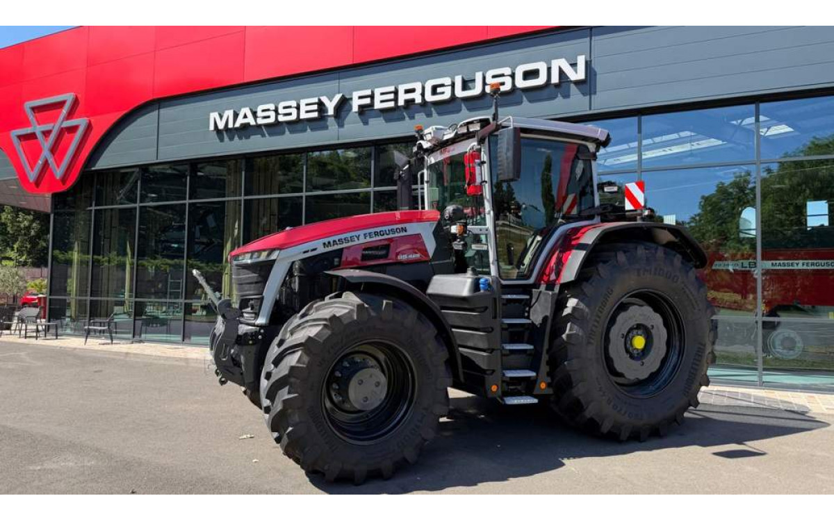 Трактор Massey Ferguson біля дилерського центру