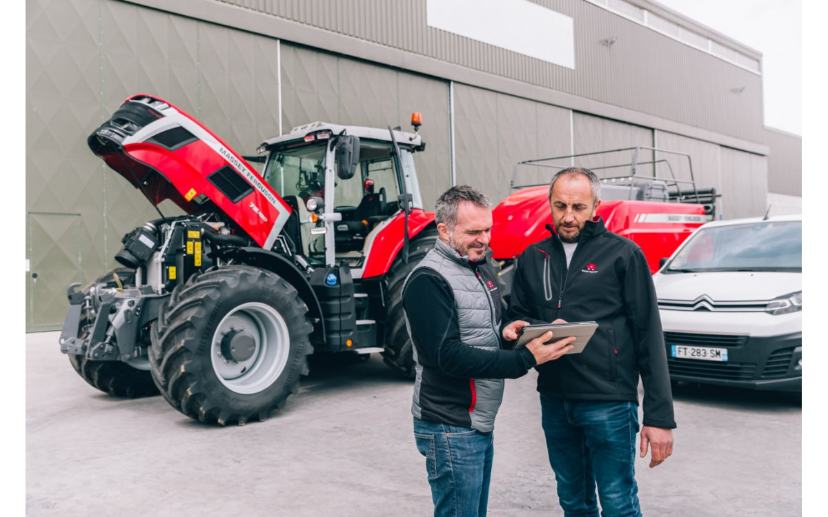 Сервісні фахівці Квінта Агро біля трактора Massey Ferguson