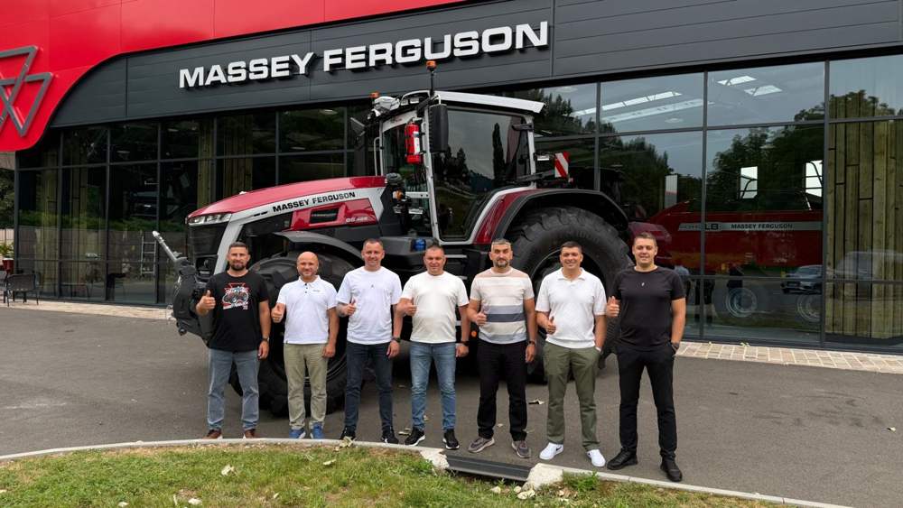 Команда Квінта Агро біля трактора Massey Ferguson